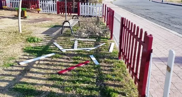 Ancora vandali al parco giochi. Stavolta la telecamera li ha beccati