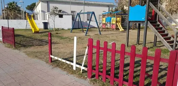 Ancora vandali al parco giochi. Stavolta la telecamera li ha beccati