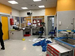 Napoli: 15enne muore parenti devastano ospedale