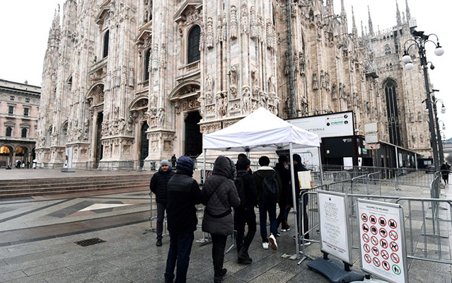 Primo giorno di droplet, tutti in fila a distanza