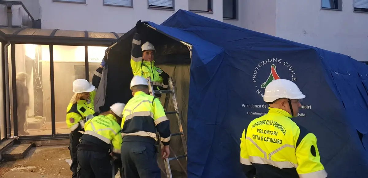 Catanzaro, Coronavirus. Protezione Civile allestito tendone pretiage all'esterno ospedale Pugliese