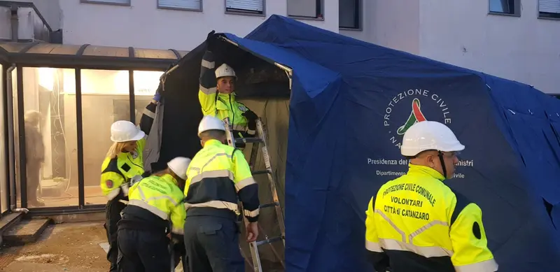 Catanzaro, Coronavirus. Protezione Civile allestito tendone pretiage all'esterno ospedale Pugliese