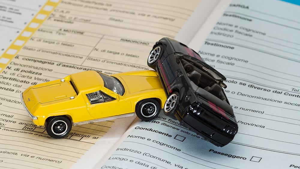 Frode assicurativa grazie a falsi incidenti, 66 denunciati