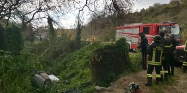 Incidenti stradali: auto finisce in una scarpata, muore donna a Benestare