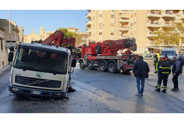 Voragine per perdita d'acqua, camion sprofonda a Reggio.Nessuna conseguenza per persone a bordo, dis