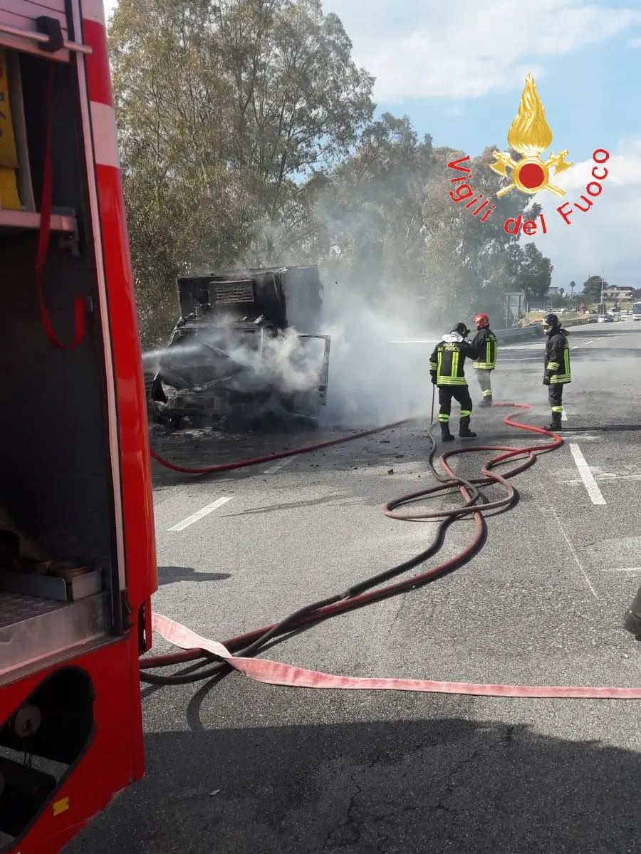 Catanzaro, quartiere Lido, divampato furgone con cella frigorifera, intervento dei VVF