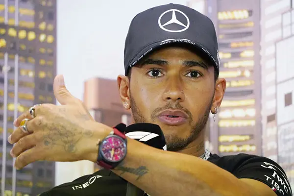 Coronavirus, la F1 non si ferma. Hamilton furioso, Vettel: «Pronti a tirare il freno a mano»