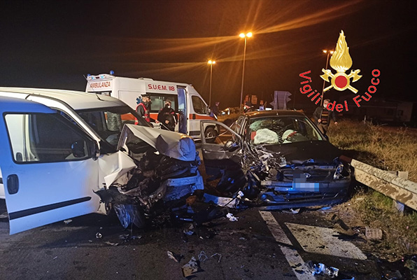 Incidente Stradale, SS106. Sellia Marina, scontro Frontale conducente estratto dalle lamiere dai VVF