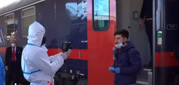 Coronavirus: Ps, controllati tutti su treni per il Sud #IoRestoaCasa