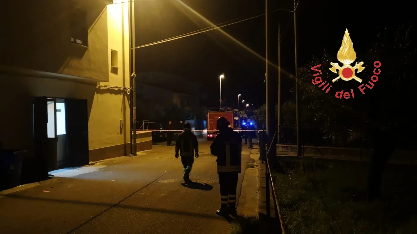 Lamezia esplosione nella Notte, ordigno davanti attività commerciale, sul posto i VVF e Cc