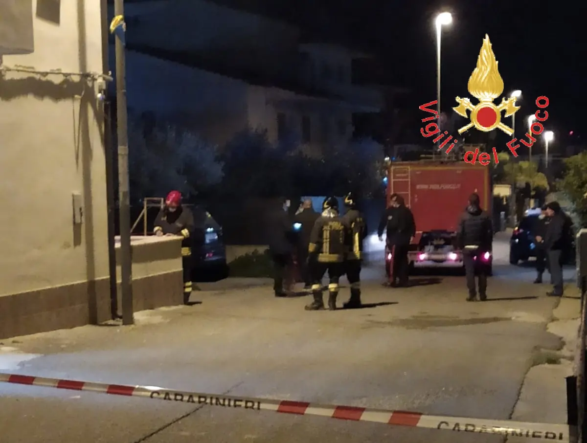 Lamezia esplosione nella Notte, ordigno davanti attività commerciale, sul posto i VVF e Cc