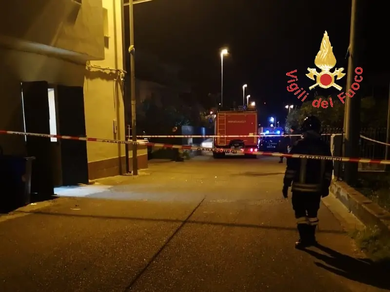 Lamezia esplosione nella Notte, ordigno davanti attività commerciale, sul posto i VVF e Cc