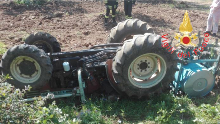 Tragedia nel catanzarese, muore uomo schiacciato da trattore, sul posto i VVF