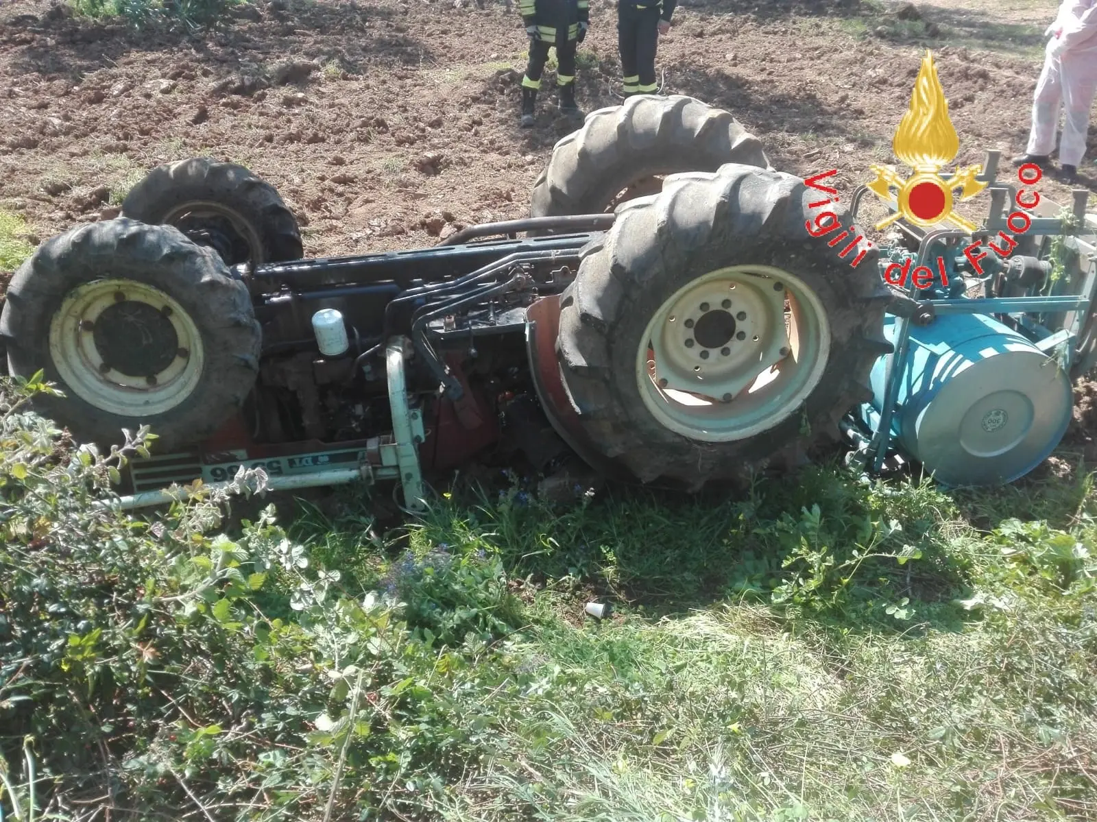 Tragedia nel catanzarese, muore uomo schiacciato da trattore, sul posto i VVF