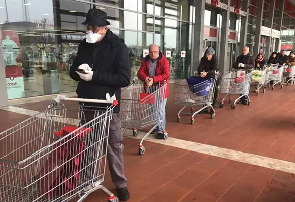 Coronavirus. Primo giorno mini-stretta, tutti in coda ai supermercati