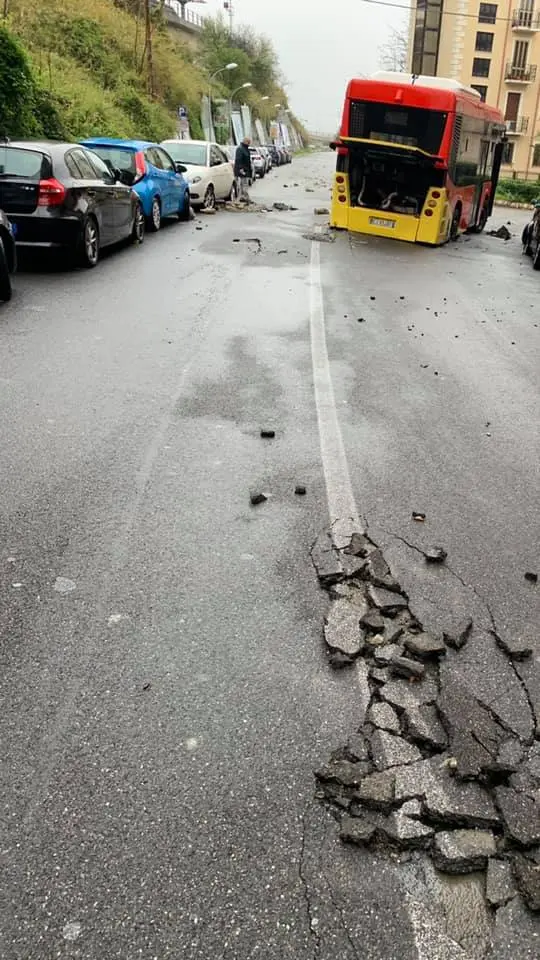 Maltempo: Catanzaro, Autobus sprofonda in voragine in via A. Turco (Video)