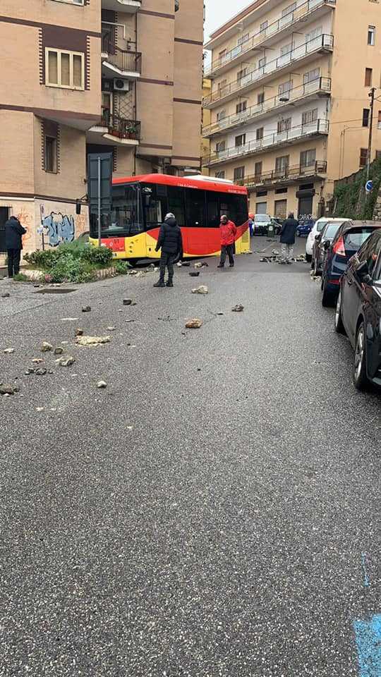 Maltempo: Catanzaro, Autobus sprofonda in voragine in via A. Turco (Video)