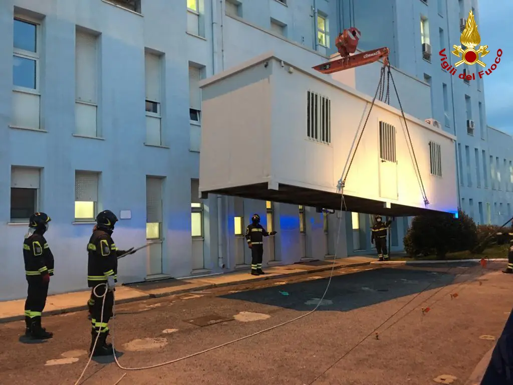 Covid-19, VVF. Consegna container Ospedale Civile di Crotone (Foto e Video)