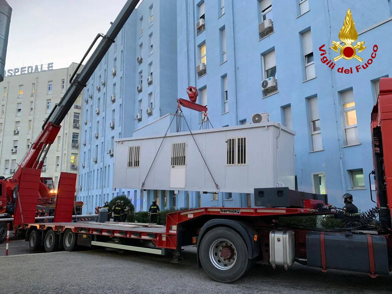 Covid-19, VVF. Consegna container Ospedale Civile di Crotone (Foto e Video)