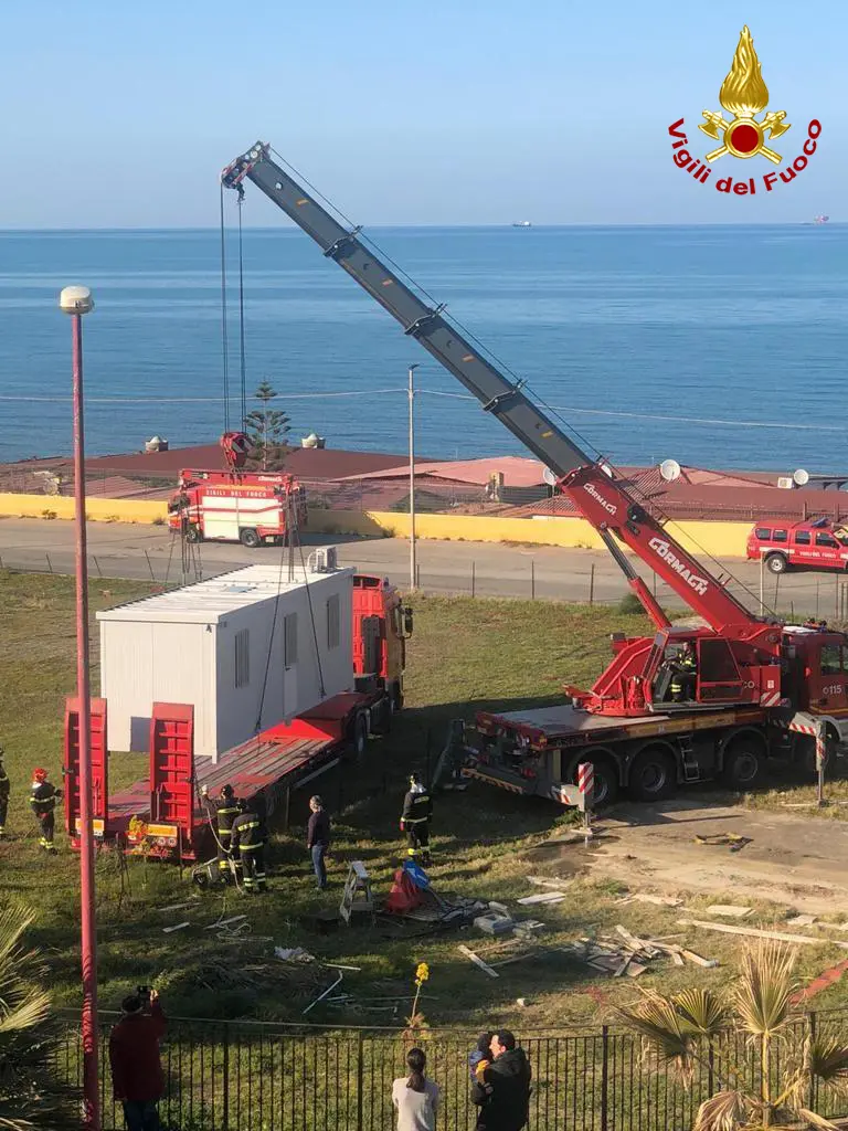 Covid-19, VVF. Consegna container Ospedale Civile di Crotone (Foto e Video)