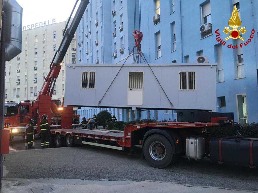 Covid-19, VVF. Consegna container Ospedale Civile di Crotone (Foto e Video)