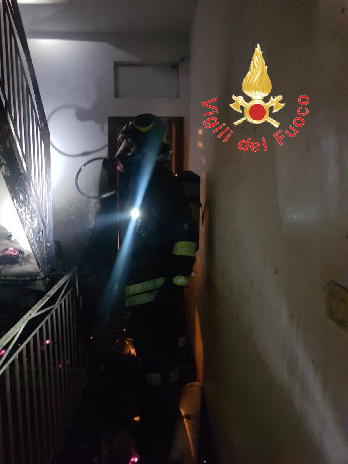 VVF impegnati per rogo abitazione. Ustionata bambina