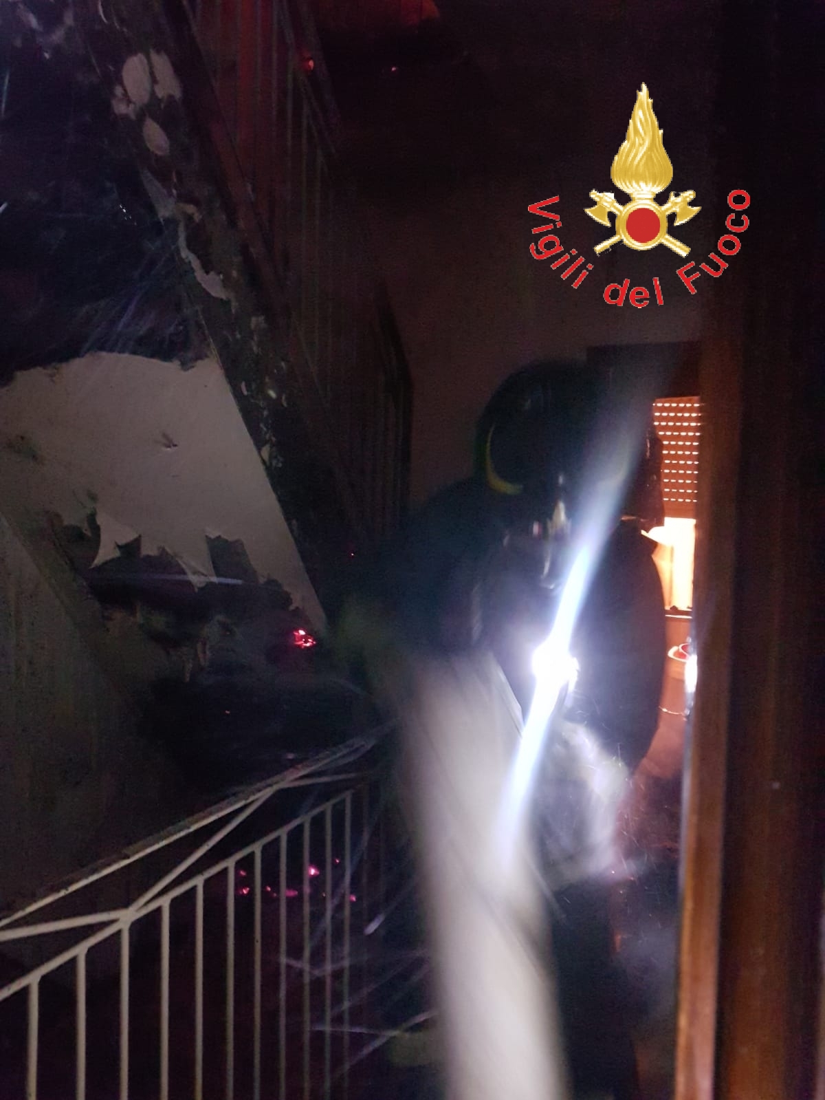 VVF impegnati per rogo abitazione. Ustionata bambina