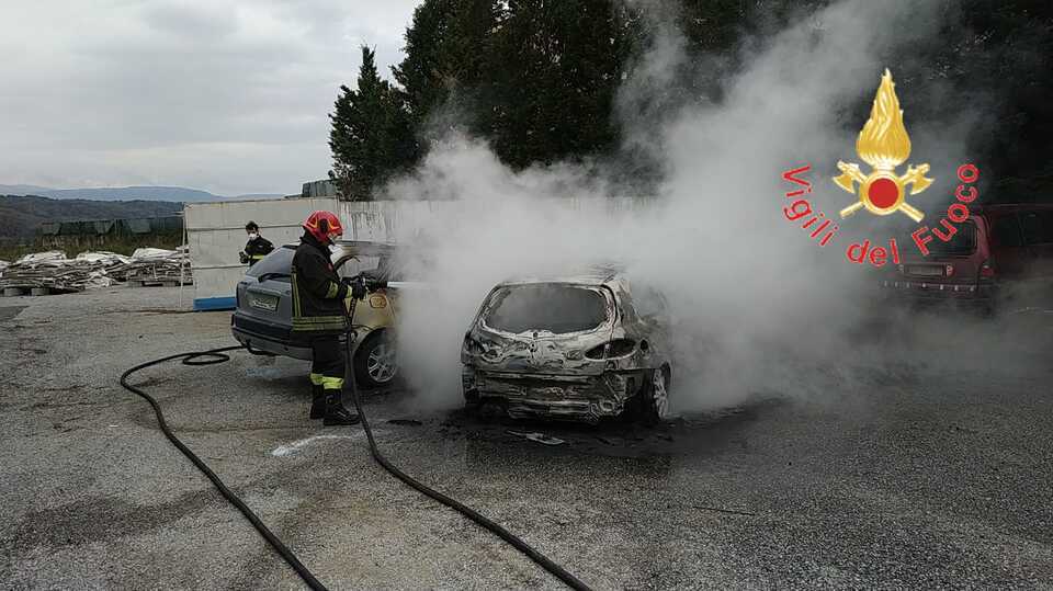 Nel lamentino. Distrutte 2 auto da incendio all’interno area privata, intervento dei VVF e Cc. Video