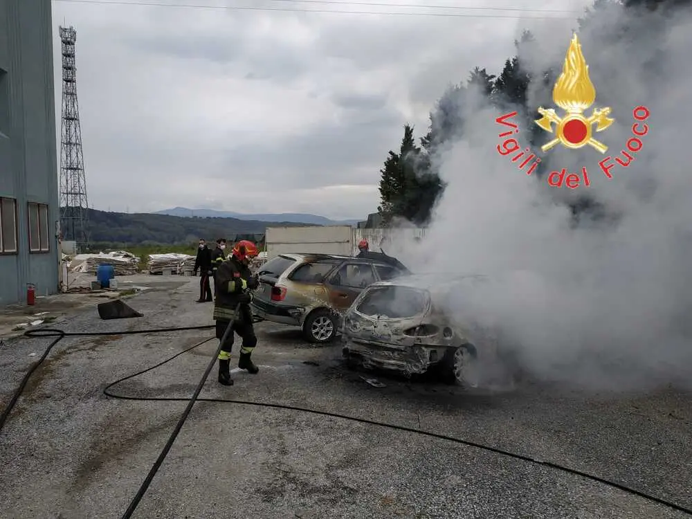 Nel lamentino. Distrutte 2 auto da incendio all’interno area privata, intervento dei VVF e Cc. Video