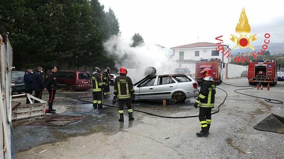 Nel lamentino. Distrutte 2 auto da incendio all’interno area privata, intervento dei VVF e Cc. Video