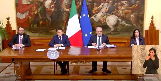 Diretta, Premier Conte: lo stato c'é e mette la sua potenza di fuoco "decreto 6 aprile"