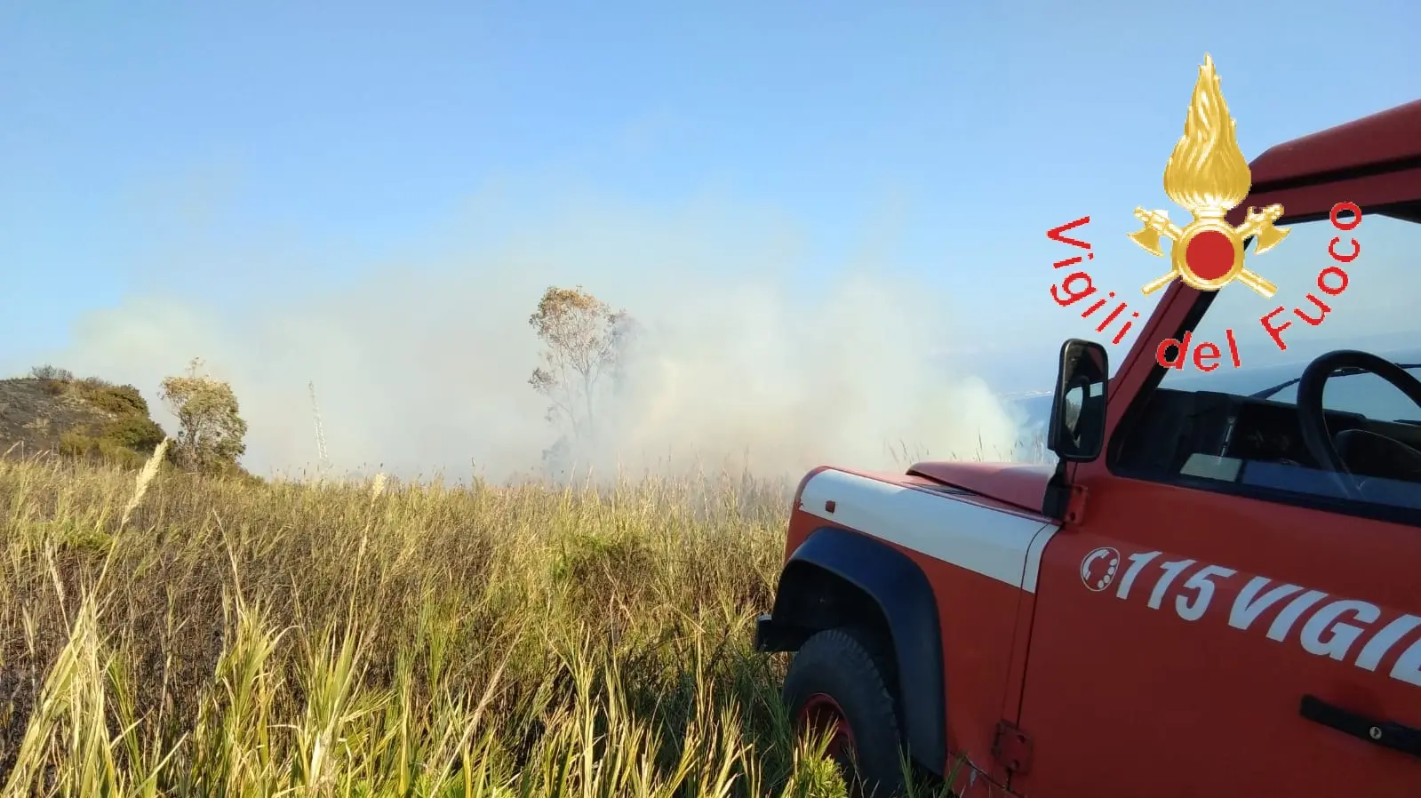 Prime giornate di sole e gli incendi non tardano ad arrivare. intervento dei VVF