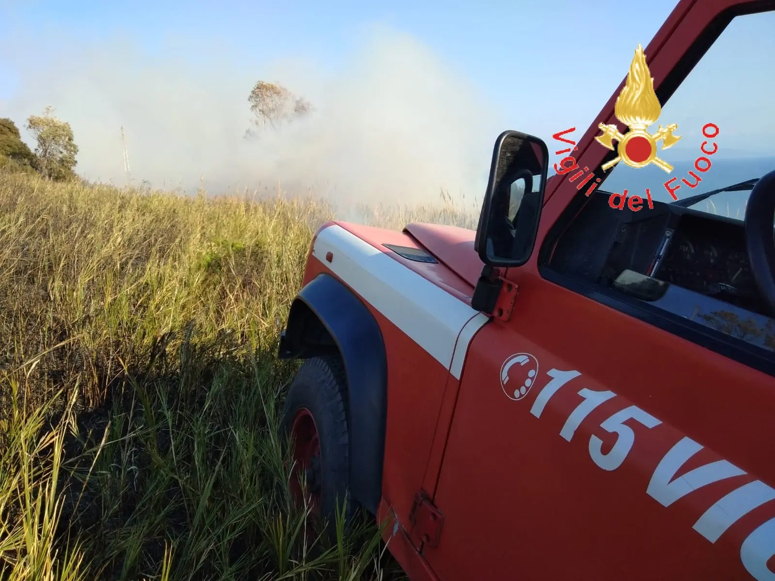 Prime giornate di sole e gli incendi non tardano ad arrivare. intervento dei VVF