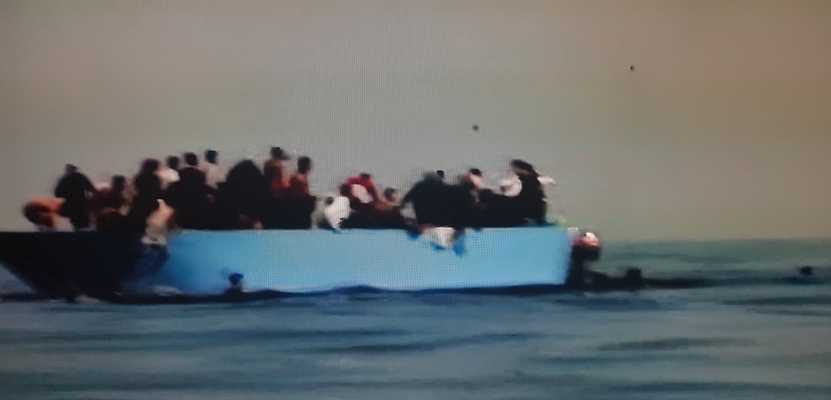 Migranti in quarantena su nave. Nuovo naufragio "Decine di vittime".
