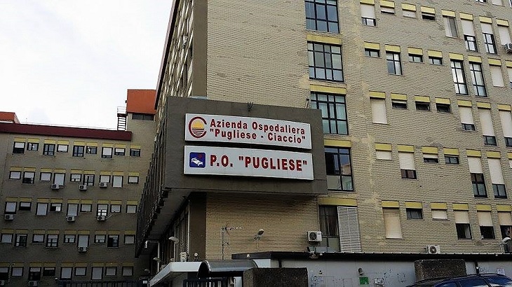 Dramma a Catanzaro, donna cade da balcone mentre annaffia delle piante, morta