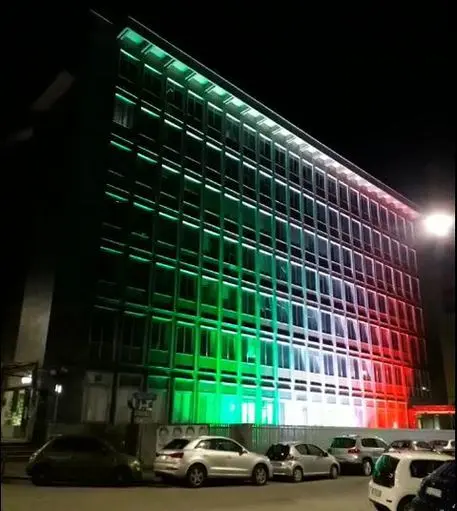 Coronavirus: sede Enel di Catanzaro illuminata con tricolore