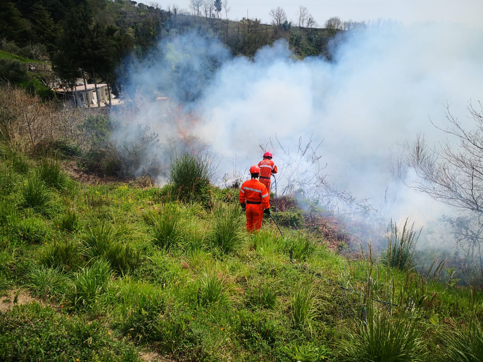 Da giorni le fiamme mettono sotto stress il comune Tiriolo. Interventi continui dei Diavoli Rossi