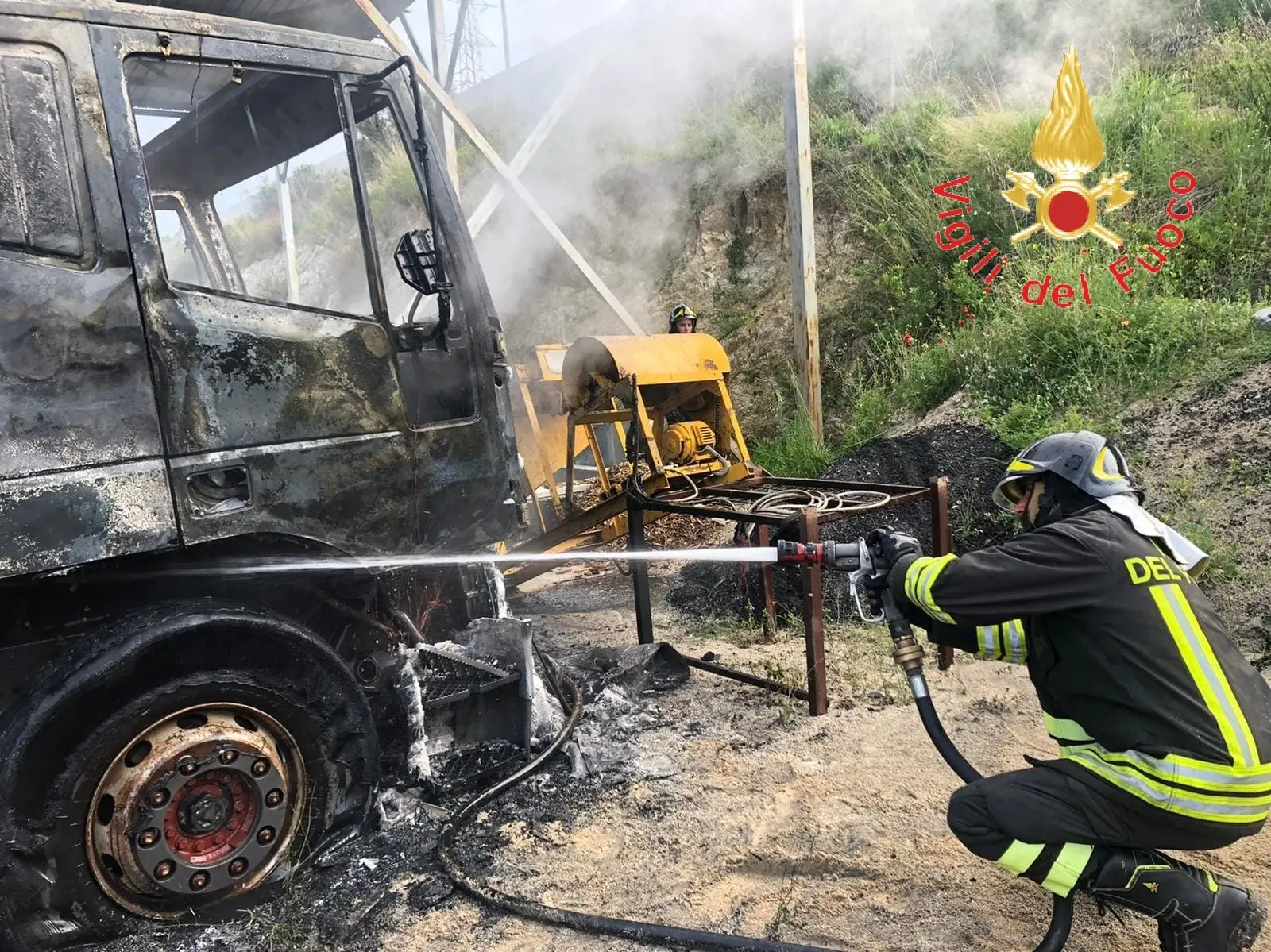 Nel Catanzarese, Incendio mezzi impresa biomasse, non escluso il dolo