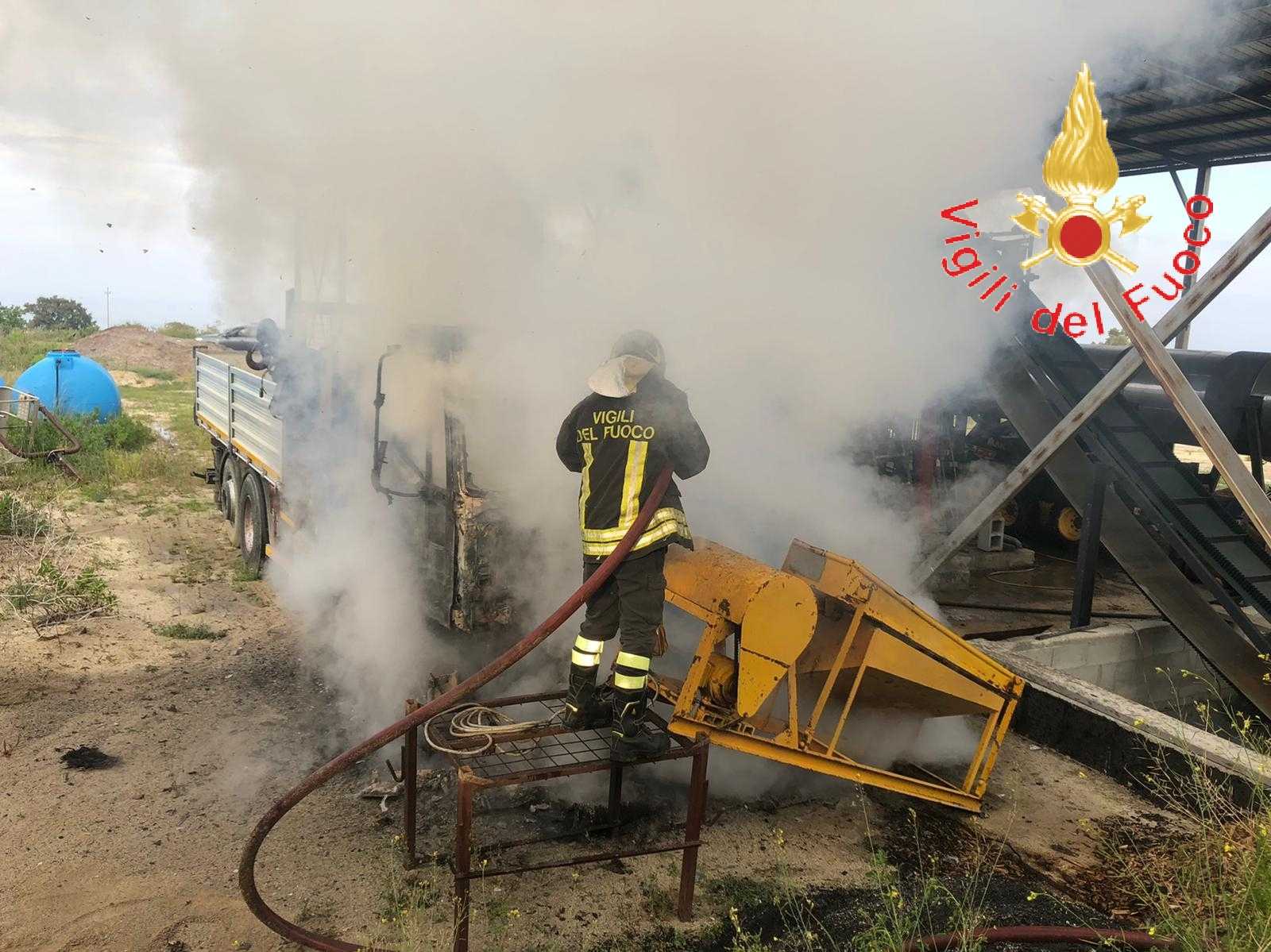 Nel Catanzarese, Incendio mezzi impresa biomasse, non escluso il dolo