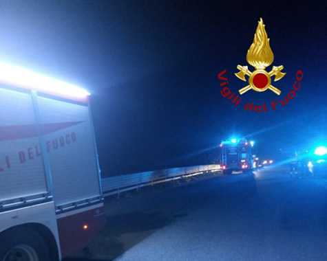 SS106 Incendio semirimorchio a San Pasquale Bova Marina intervento dei VVF Ps e Anas