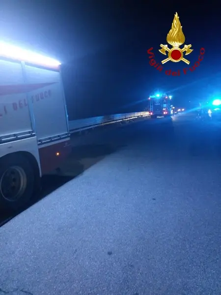 SS106 Incendio semirimorchio a San Pasquale Bova Marina intervento dei VVF Ps e Anas