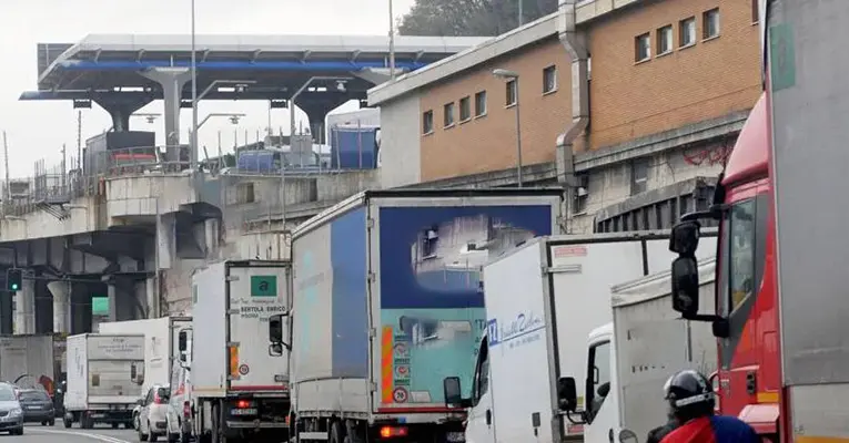 Si riparte con mascherine per tutti, aperture dal 27/4. Pressing Regioni-aziende, sindacato frena