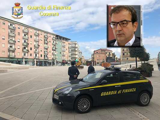 Sequestrata piazza Carlo Bilotti (CS): 13 avvisi garanzia, c'è sindaco Cosenza