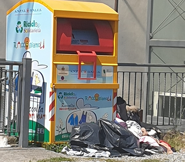 Emergenza Covid-19. “Quartiere Santo Janni di Catanzaro” abiti usati abbandonati per strada