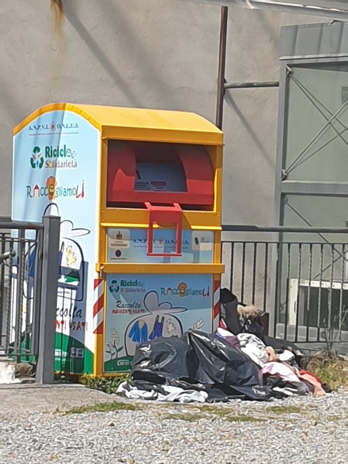 Emergenza Covid-19. “Quartiere Santo Janni di Catanzaro” abiti usati abbandonati per strada