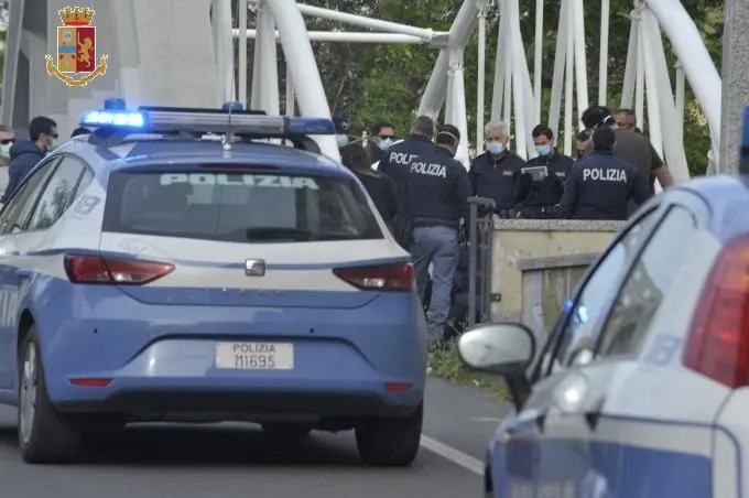 Catanzaro, provvidenziale intervento della Polizia, gli agenti salvano un ragazzo aspirante suicida