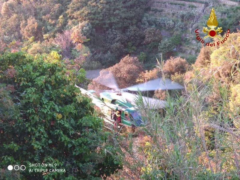 Bagnara calabra (RC), recuperato da drago 116 un uomo caduto in un dirupo (Video)