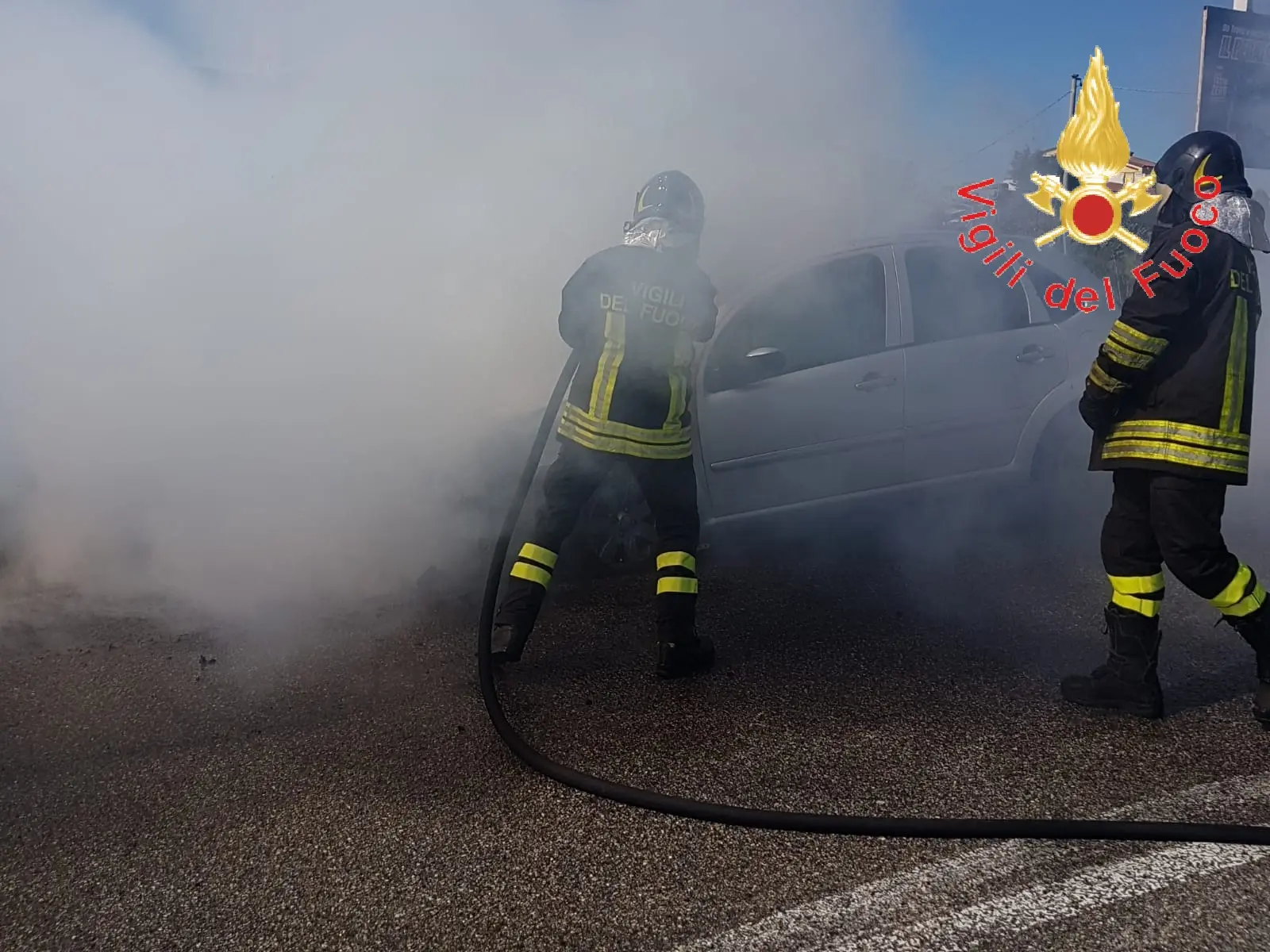 Tiriolo, divampata auto, la disperazione del giovane conducente intervento dei VVF