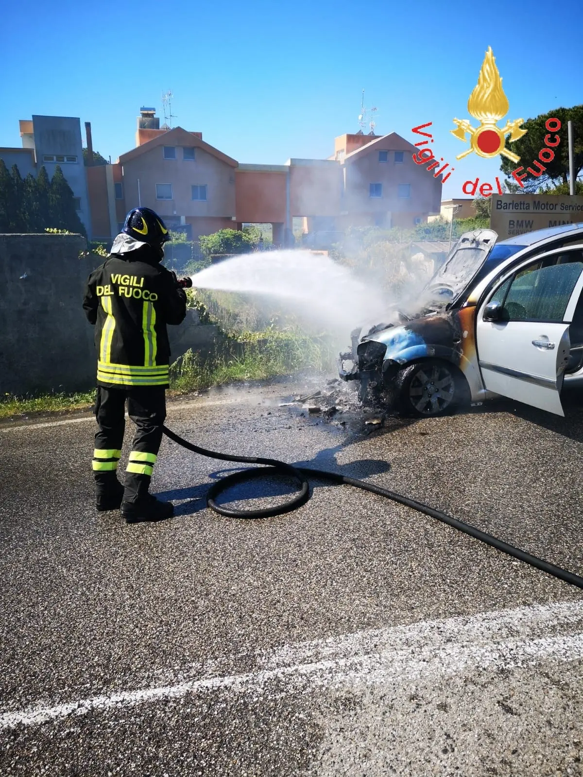 Tiriolo, divampata auto, la disperazione del giovane conducente intervento dei VVF