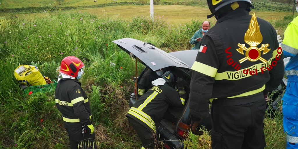 Incidente Stradale, auto finisce in un canale, i VVF estraggono uomo dalle lamiere (Foto)